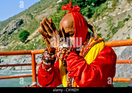 Sadhu, holy man, praying at Devprayag, the confluence of the holy rivers Baghirati and Alakananda, Devprayag, India, Asia Stock Photo