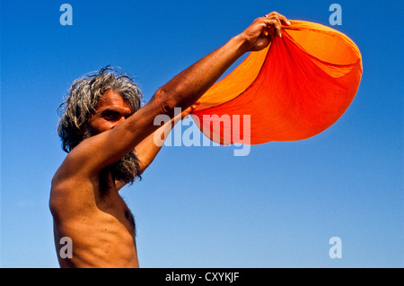 Pilgrim drying his clothes after having a bath in the river Yamuna, Vrindaban, India, Asia Stock Photo