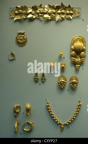 Gold etruscan jewelry. Funerary wreath, pendant, earrings and necklace.  400-350 BC. From a tomb near Tarquinia. Stock Photo