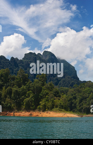 CHIEW LAN LAKE created by the Ratchaprapa dam is the best way to see KHAO SOK NATIONAL PARK - SURATHANI PROVENCE, THAILAND Stock Photo