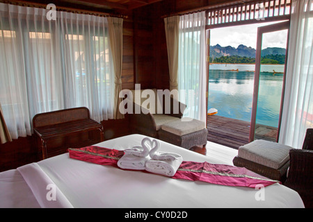 High end FLOATING BUNGALOS on CHIEW LAN RESERVOIR in the heart of KHAO SOK NATIONAL PARK - SURATHANI PROVENCE, THAILAND Stock Photo