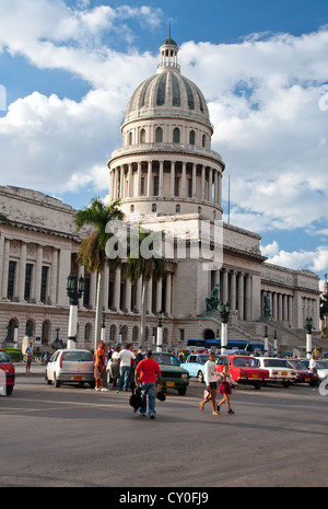 Cuba, Havana, Capitol, old-timer, dusk Central America, Cuba, capital ...