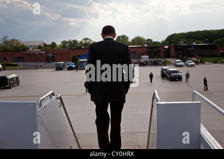 US President Barack Obama disembarks Air Force One at Joint Base Andrews, Maryland May 6, 2011 following his trip to Fort Campbell, Kentucky. Stock Photo