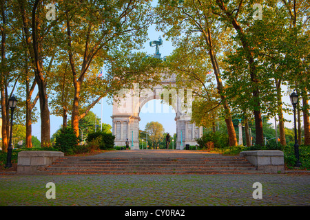 Grand Army Plaza arch seen from the Bailey Fountain, Brooklyn, New York Stock Photo