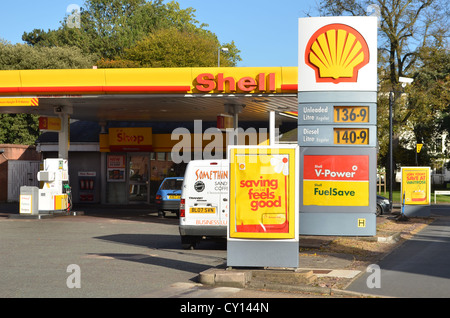 Shell petrol station, Leamington Spa, Warwickshire, UK Stock Photo