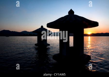 Silhouettes at sunset, West Lake, Hangzhou, China Stock Photo