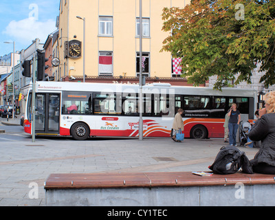 Single-Decker 'Bus Eireann', 405 Rahoon Park service bus leaving a bus stop in Eyres Square, Galway City in the West of Ireland. Stock Photo