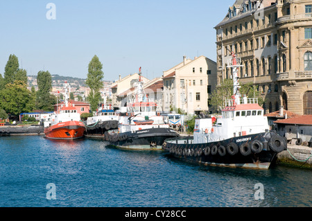 Tugboats at the port of Kadikoy (Kadıköy), on the Sea of Marmara and the Asian side of the Golden Horn, in the city of Istanbul, Turkey. Stock Photo