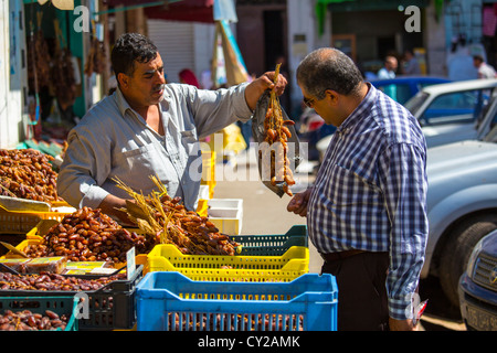 Choosing dates in the market, Tunis, Tunisia Stock Photo