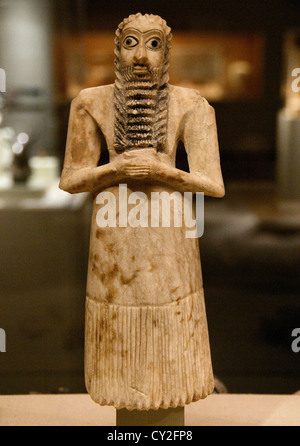 Male worshiper Early Dynastic I-II  2900–2600 BC  Mesopotamia Eshnunna Tell Asmar Sumeria Gypsum alabaster 30 cm Mesopotamia Stock Photo