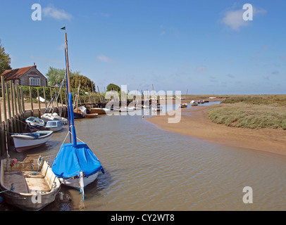 Boats stranded on the mud flats at low tide Blakeney Quay Stock Photo