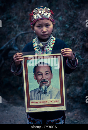 Young Red Dzao Girl Showing The Portrait Of Ho Chi Minh, Sapa, Vietnam Stock Photo