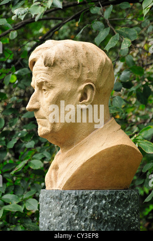 London, England, UK. Bust of Ralph Vaughan Williams (English composer) by Marcus Cornish, on the Chelsea Embankment Stock Photo