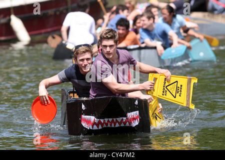 CAMBRIDGE UNIVERSITY STUDENTS ON SUICIDE SUNDAY BOAT RACE ON THE RIVER CAM IN CAMBRIDGE JUNE TO CELEBRATE THE END OF EXAMS. Stock Photo