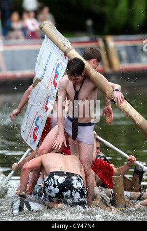 CAMBRIDGE UNIVERSITY STUDENTS ON SUICIDE SUNDAY BOAT RACE ON THE RIVER CAM IN CAMBRIDGE JUNE TO CELEBRATE THE END OF EXAMS. Stock Photo