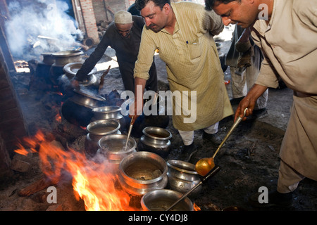 Khan Mohammed Sharief Waza, a traditional Kashmiri chef (centre) cooks at a Wazwan feast. Srinagar, Kashmir, India Stock Photo