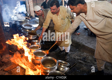 Khan Mohammed Sharief Waza, a traditional Kashmiri chef (centre) cooks at a Wazwan feast. Srinagar, Kashmir, India Stock Photo