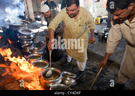 Khan Mohammed Sharief Waza, a traditional Kashmiri chef (centre) cooks at a Wazwan feast. Srinagar, Kashmir, India Stock Photo