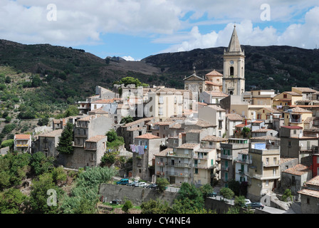 The hilltop town of Novara di Sicilia, Sicily, Italy. Stock Photo