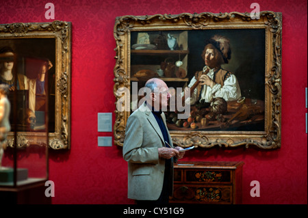 John Carey Author and critic visits the Ashmolean Museum, Oxford, England, for Intelligent Life Magazine. Stock Photo