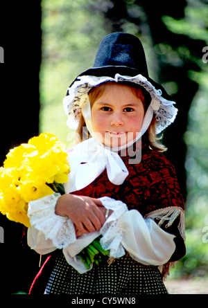 YOUNG GIRL WEARING TRADITIONAL WELSH NATIONAL COSTUME Stock Photo