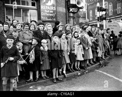 Crowds line the streets for the Queen's visit to Shrewsbury on Friday October 24th 1952. Britain 1950s people school children families royal visit patriotic flag waving royalists Stock Photo