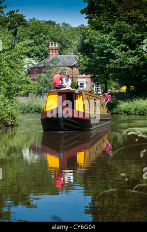 Canal boat and Poacher's Pocket Pub on the Llangollen Canal, shropshire, England Stock Photo