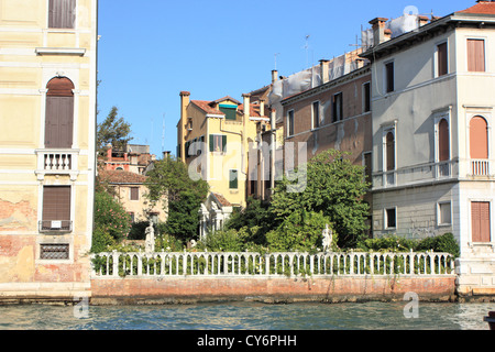 Garden of Palazzo Cappello Malipiero Barnabò at the Canal Grande Stock Photo