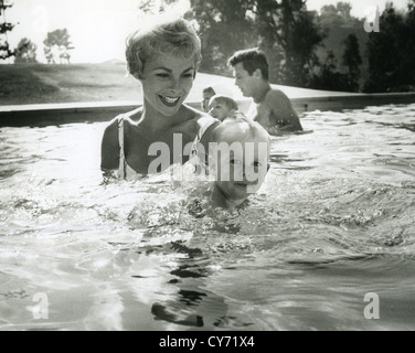 JANET LEIGH about 1962 with daughter Jamie and husband Tony Curtis with daughter Kelly Stock Photo