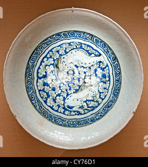 Ancient Ottoman Iznik stonepaste pottery dish depicting two spotted leopards leaping amidst floral scrollwork in cobalt blue, mid 16th century Turkey. Stock Photo