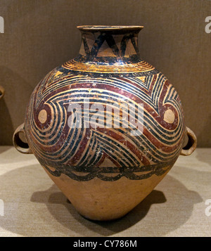 Yangshao culture painted pottery jar with a dynamic swirl and wave design Neolithic Period (3300–2000 BC) Shanghai Museum Stock Photo