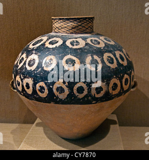 Yangshao culture painted pottery jar with circle design and cross-hatch net pattern on the collar Neolithic Period (3300–2000 BC) Shanghai Museum Stock Photo