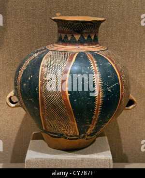 Yangshao culture painted pottery jar featuring vertical panels of net and serrated line designs Neolithic Period ( 2500–2300 BC) Shanghai Museum. Stock Photo