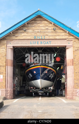 Scarborough Lifeboat Station & Lifeboat 12-18 Stock Photo