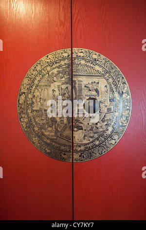 Vintage Chinese red door in Shanghai restaurant Stock Photo