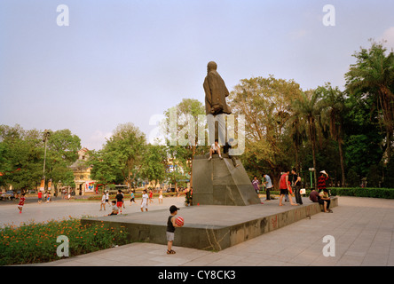 Statue of Vladimir Lenin in Lenin Park in Hanoi in Vietnam in Far East Southeast Asia. Communist Communism Life Lifestyle History Historical Culture Stock Photo
