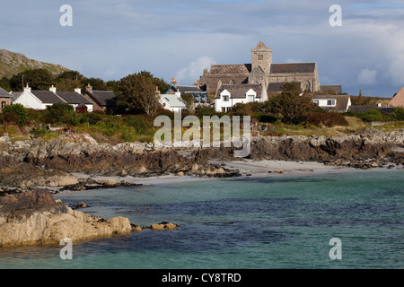St. Ronan's Bay, The Village. Iona. Inner Hebrides, South West Scotland. Cottage residences with The Abbey. Looking from Pier. Stock Photo