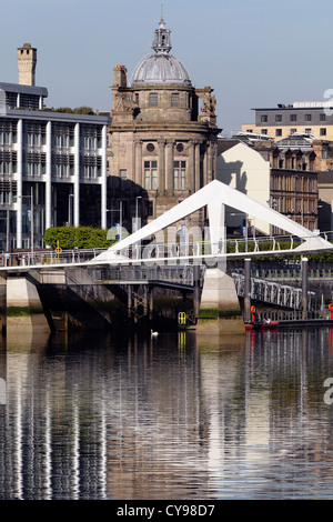 Looking North to the Tradeston / Squiggly Footbridge over the River Clyde at the Broomielaw in Glasgow city centre, Scotland, UK Stock Photo