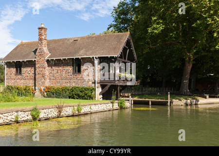 A rustic boathouse beside the River Thames at Shillingford, Oxfordshire, UK Stock Photo