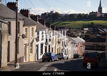 gmlh0310 4821 Terrace houses in Derry Londonderry Northern Ireland looking across to city walls Stock Photo