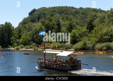 A gabare (Dordogne river boat)  and canoes on the Dordogne at La Roque Gageac, Perigord, France Stock Photo