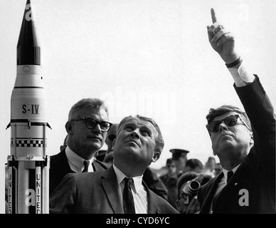 President John F. Kennedy, right, gets an explanation of the Saturn V launch system from Dr. Wernher von Braun at Cape Canaveral Stock Photo