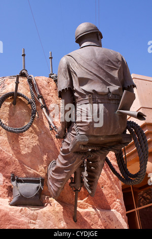 A bronze monument of a 'High Scaler' based on Joe Kine - one of the last surviving high scalers who worked on the Hoover Dam Stock Photo