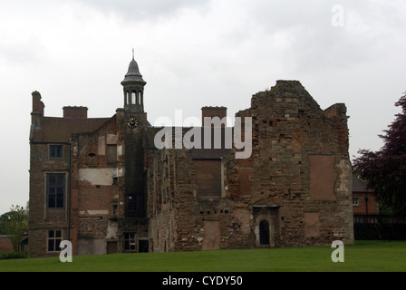 NOTTINGHAMSHIRE; NEWARK; OLLERTON; RUFFORD ABBEY; RESTORED WING, RUINED WALLS, CLOCK TOWER AND CUPOLA OF CISTERCIAN ABBEY Stock Photo