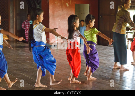 Little Cambodian Girls learning the traditional Cambodian Apsara Dance ...