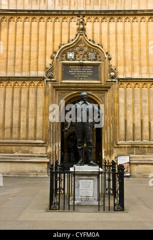 Bronze statue of William Herbert Earl of Pembroke by Peter Paul Rubens Bodleian Library Old Schools Quadrangle Oxford England Stock Photo