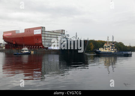 BAE Systems, Govan, Glasgow, Scotland, UK, Sunday, 4th November, 2012. A completed section of hull for the Royal Navy Aircraft Carrier HMS Queen Elizabeth departs on the barge AMT Trader, sailing on the River Clyde Stock Photo