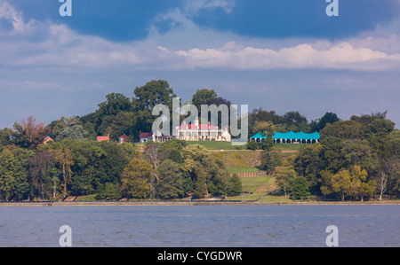 MOUNT VERNON, VIRGINIA, USA - historic home of George Washington, first President of United States, seen from Potomac River. Stock Photo