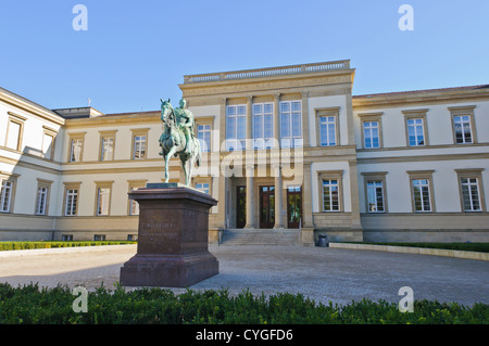 Stuttgart, Baden-Württemberg, South Germany: Staatsgalerie, State Gallery, Statue of King Wilhelm I of Wuerttemberg Stock Photo