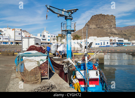 Unloading catch from fishing boat in Puerto de Las Nieves, Agaete, Gran Canaria, Canary Islands, Spain Stock Photo